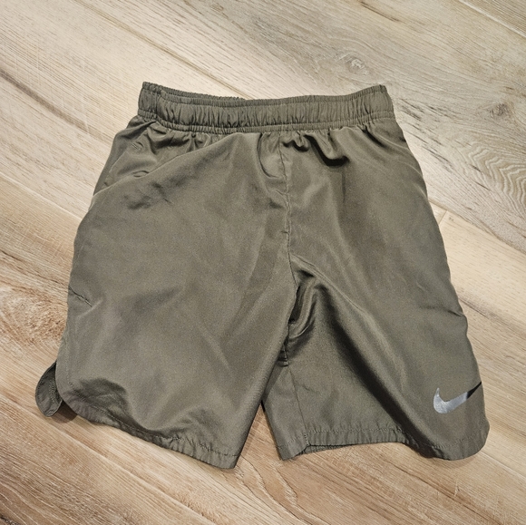 Boys Nike Dri-Fit Short size 6-7 --Hunter Green - Picture 2 of 3